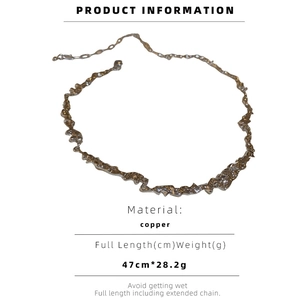 Dettaglio della collana in rame da 47cm con trama a lava e design ritorto irregolare