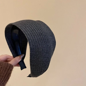 Detailaufnahme der dunkelgrau gestrickten Ripptextur dieses breiten Stirnbands