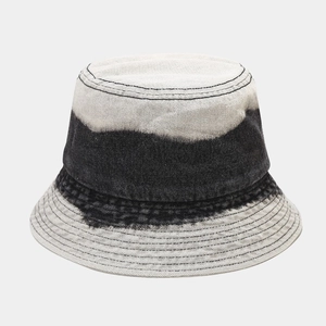 Gros plan du bob en denim dégradé avec des surpiqûres multicouches sur le bord