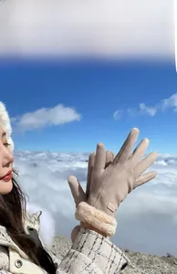 Damen Winterhandschuhe in Camel mit Plüschbesatz und Touchscreen-Funktion am Modell