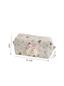 Detailed size guide of the bear print quilted pouch showing dimensions 18.5x10x7.5cm