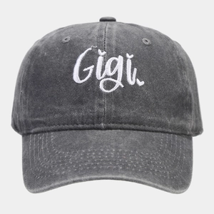Dettaglio del ricamo Gigi su cappello da baseball in cotone lavato grigio scuro vintage