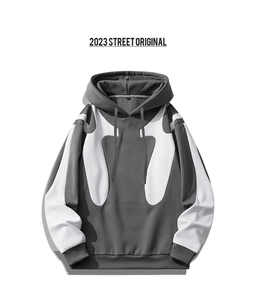 Detail van grijze hoodie met witte vlamprint en textuur van de capuchonkoord