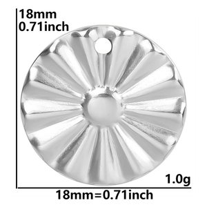 Gros plan détaillé d'un pendentif rond argenté de 18mm avec des motifs radiaux ciselés