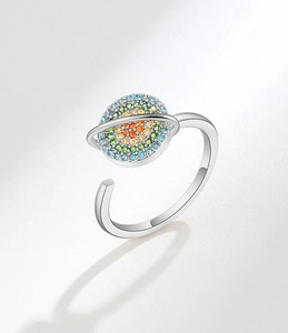 Détail de la bague planète en argent S925 avec cristaux colorés et anneau ajustable