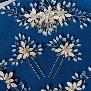 Set accessori per capelli da sposa fatti a mano con fiori bianchi e perle di opale