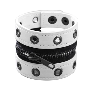 Weißes Punk-Lederarmband mit schwarzem Reißverschluss und dekorativen Nieten