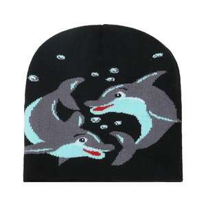Bonnet en maille noire avec motif dauphin décoratif et texture côtelée chaude