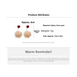 Détail des boucles d'oreilles cœur en tissu et pompon beige avec spécifications de taille