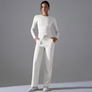 Détail macro du pantalon de yoga à taille haute avec cordon de serrage en nylon