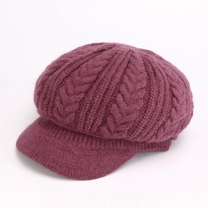 Detalle del tejido trenzado grueso y la suave tela morada de un gorro de invierno