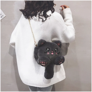 Détail de la vue arrière d'un sac bandoulière chat en peluche gris avec chaîne dorée