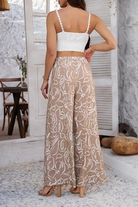 Détails du pantalon large à fleurs bohèmes, vue arrière style méditerranéen chic