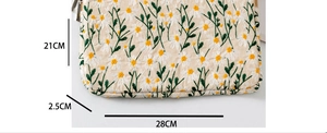 Detailed size specifications showing 28cm x 21cm x 2.5cm for daisy embroidered laptop case