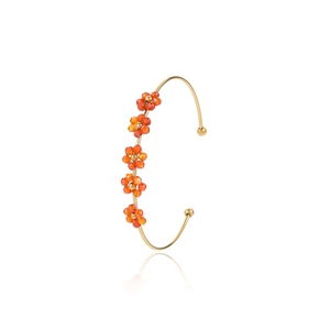 Bracciale rigido aperto in acciaio inossidabile dorato con fiori di perline arancioni su bianco