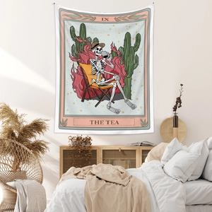 Détail d'une tapisserie style Tarot montrant un squelette buvant du thé au mur