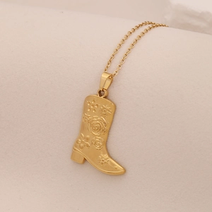 Collier avec pendentif botte dorée et gravure florale sur une chaîne fine pour femme