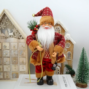 Vue détaillée du Père Noël debout avec manteau à carreaux rouges et lampe à huile