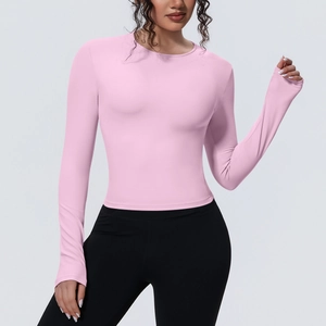 Détail du haut de yoga rose à manches longues avec coupe ajustée et tissu respirant