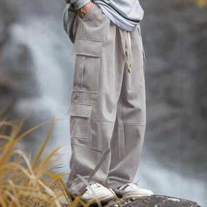 Pantaloni cargo grigi da uomo con vestibilità ampia e multitasche per attività all'aperto