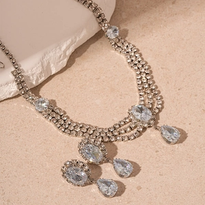 Collier multicouche élégant avec pendentifs en zircone cubique poire et finition argentée