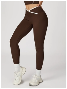 Detail van hoge taille yoga legging met gekruiste v-band en witte contrastbies