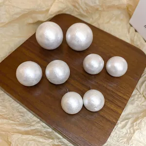 Orecchini a perno con perle vintage francesi in varie dimensioni su base di legno
