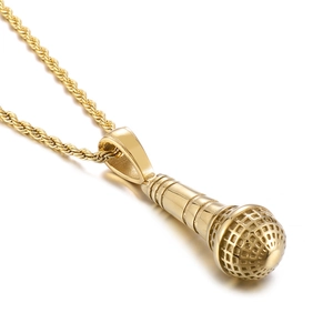 Collier hip hop avec pendentif microphone 3D doré et chaîne torsadée sur fond blanc