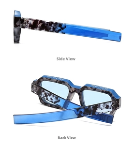 Detailansicht der Retro-Sonnenbrille mit UV400-Markierung und blauem Schildpatt-Dekor