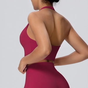 Set reggiseno sportivo yoga bordeaux con scollo all'americana e leggings vista laterale posteriore