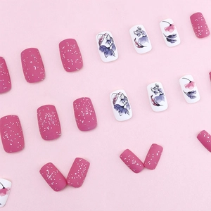 Unghie finte opache con decorazione floreale di loto e glitter in rosso pitaya