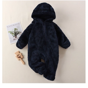 Detailansicht des dunkelblauen Baby-Stramplers mit Kapuzenohren und weichem Flanellstoff