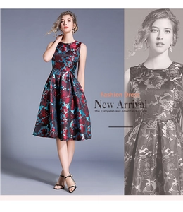 Detail of waist-slimming sleeveless A-line dress with vintage floral rose patterns