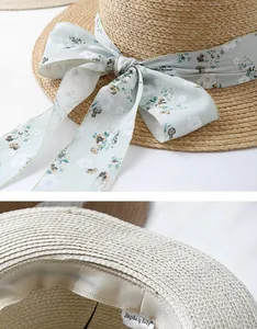 Détail d'un chapeau de paille tissé avec ruban en mousseline fleurie et bandeau intérieur
