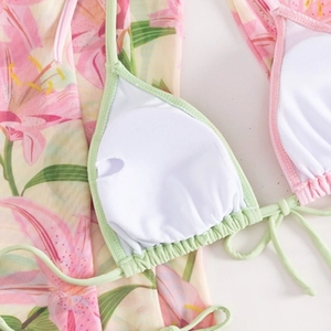 Dettaglio del top bikini con imbottitura rimovibile e stampa floreale di giglio rosa