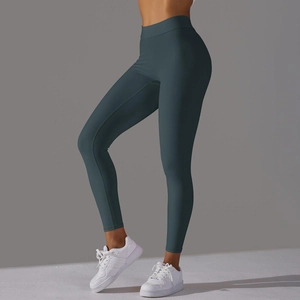 Vue de profil d'un legging de yoga gris foncé taille haute avec effet galbant