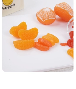 Detaillierte Makroansicht realistischer PVC-Miniatur-Orangenstücke mit Fruchtfleischtextur