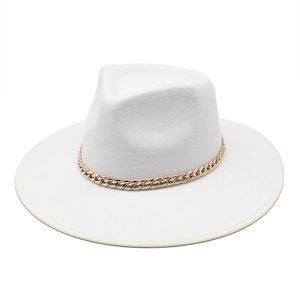 Chapeau fedora blanc à bord large avec bordure décorative en chaîne dorée pour hommes et femmes