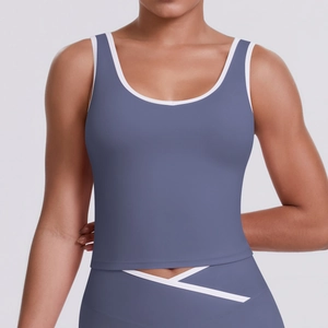 Détail du débardeur de yoga bleu-gris avec bordure blanche et taille croisée ajustée