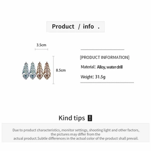 Vue détaillée des boucles d'oreilles plume rétro avec strass et dimensions précises