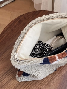 Détails de l'intérieur d'un sac en peluche avec rangement maquillage et doublure douce