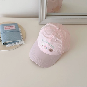 Détail de la casquette rose à séchage rapide avec broderie d'animaux mignons et texte SENIORCHEN