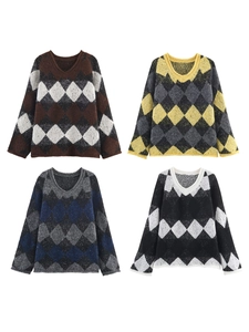 Makroansicht mehrfarbiger V-Ausschnitt Argyle Strickpullover in Braun, Gelb und Blau