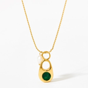 Collier chaîne dorée avec pendentif évidé, zircon vert et une petite perle élégante