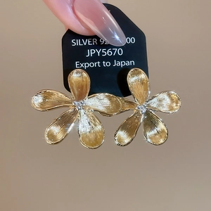 Macro di orecchini a fiore in oro spazzolato argento 925 con piccoli cristalli brillanti