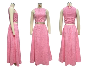 Vues détaillées de l'ensemble top sans manches et jupe maxi rose en broderie anglaise