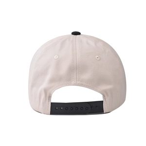Dettaglio del cappellino in cotone con cinturino snapback nero regolabile su base beige