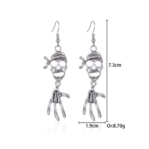 Detailopname van zilveren piratenskelet oorbellen met afmetingen 7,3 cm lang en 1,9 cm breed
