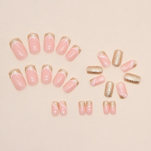 Faux ongles French roses avec motifs de marguerites et pointes dorées pailletées