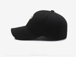 Vue latérale d'une casquette de baseball noire avec tissu texturé et broderie ronde